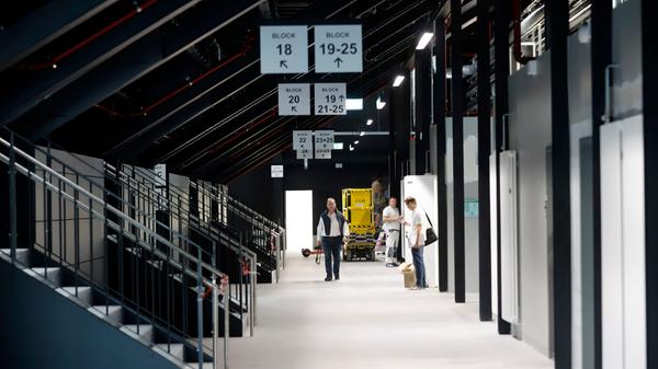 Und so sieht die Halle im Innern aus. Über die Verteilergänge kommen die Fans auf die Tribünen.