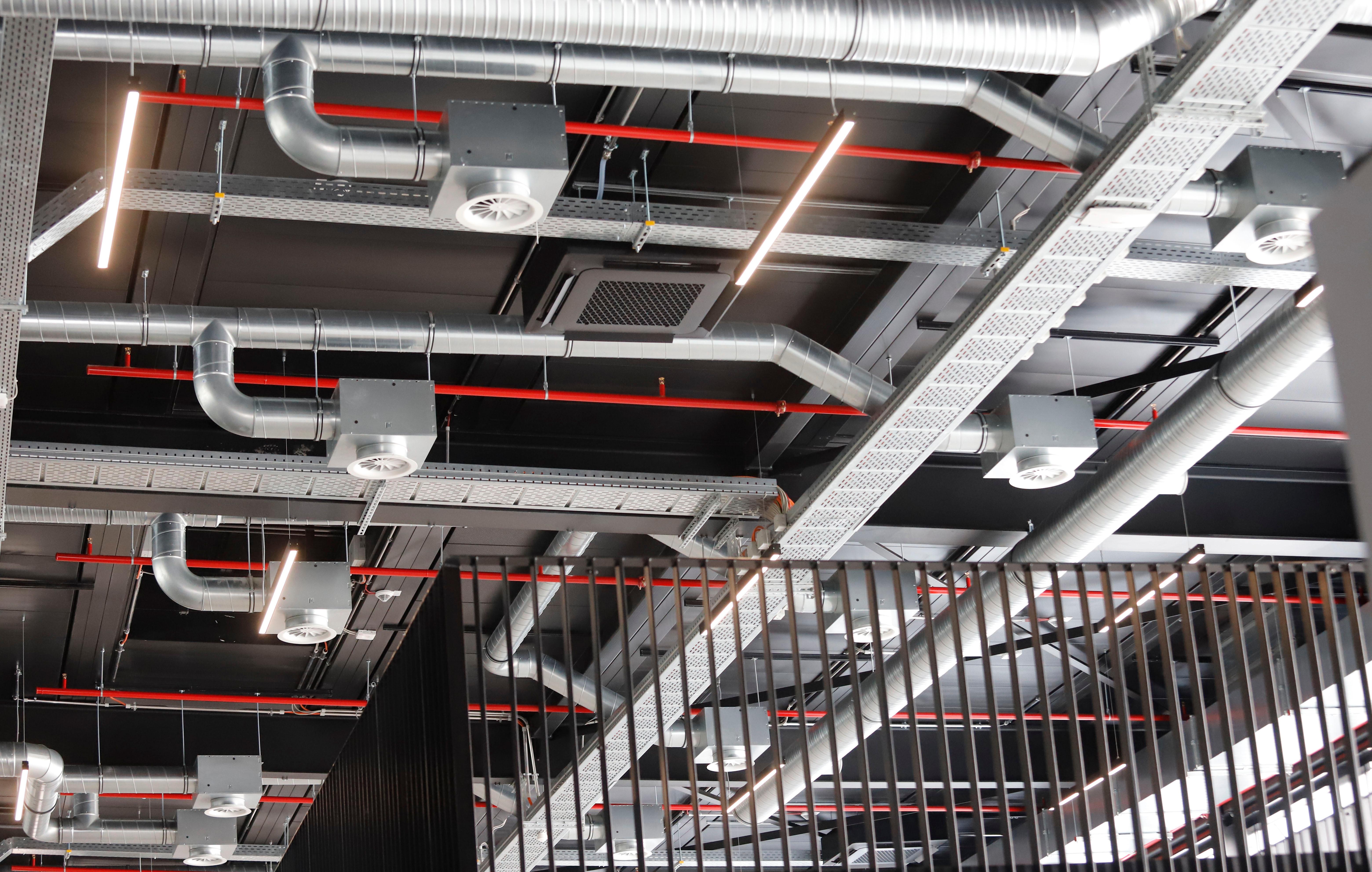 Unter dem Dach findet sich jede Menge Lüftungstechnik - und auf dem Dach eine eigene Photovoltaikanlage.