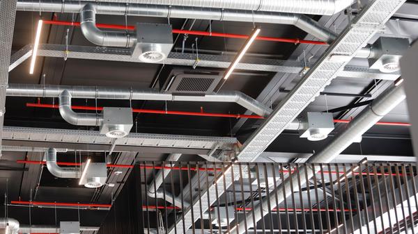 Unter dem Dach findet sich jede Menge Lüftungstechnik - und auf dem Dach eine eigene Photovoltaikanlage.