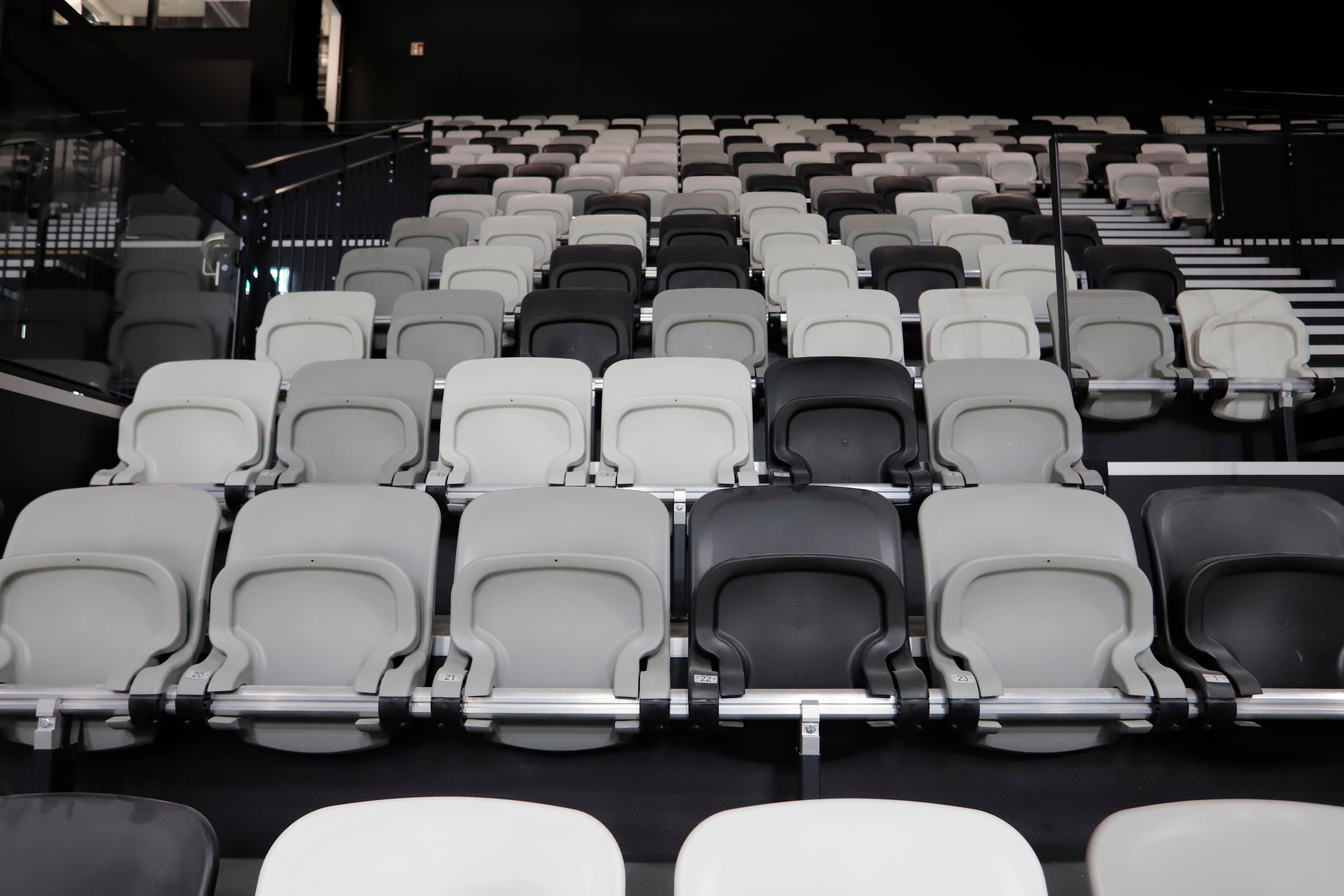 Die Stühle auf den Tribünen sind in weiß, grau und dunkelgrau gehalten. Das hat einen Grund: Sitzschalen in knalligen Farben sind bei Fernsehübertragen oft ein Problem.