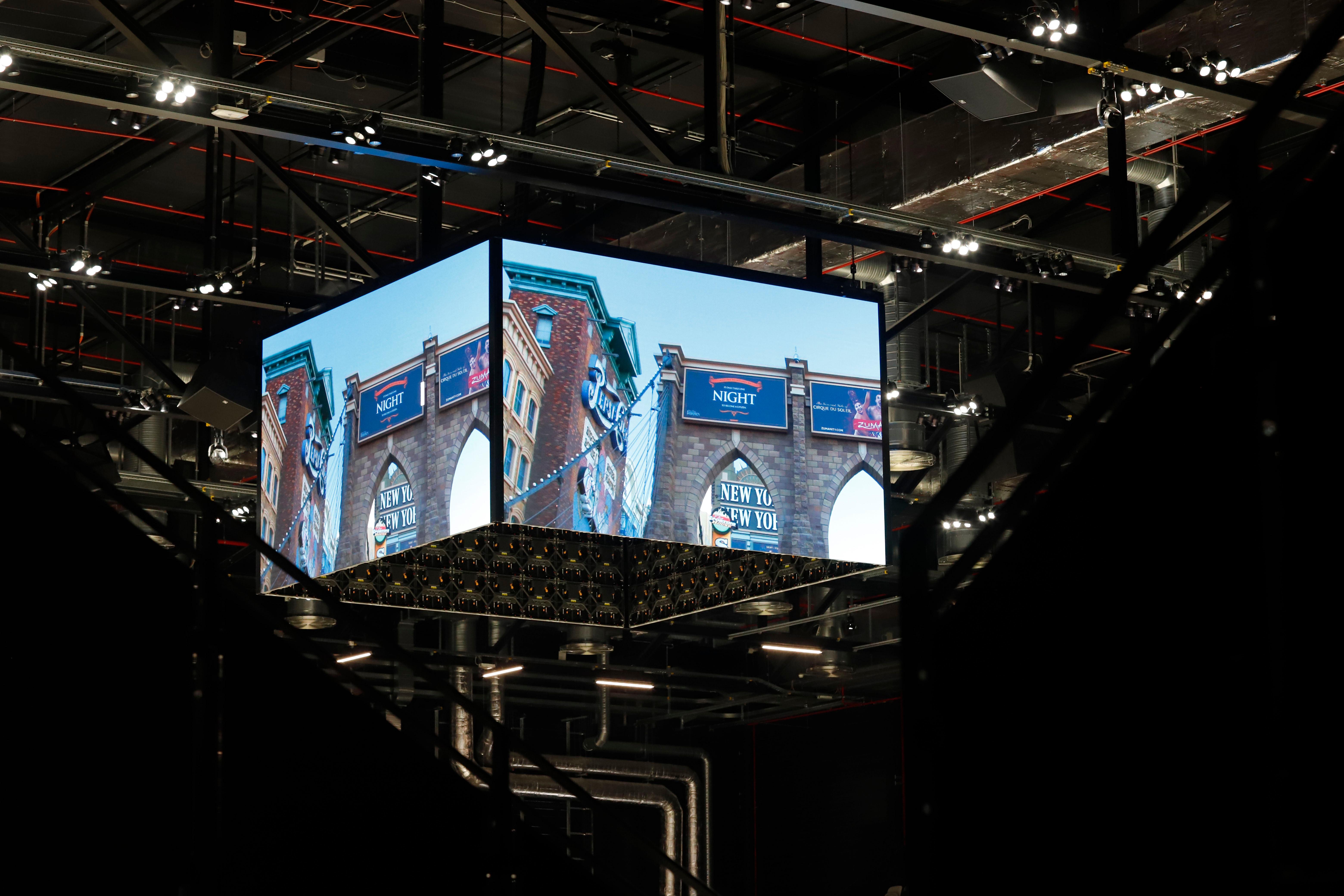 In der Mitte der Halle hängt ein hochauflösender Videowürfel unter der Decke, der, falls nötig, auch unter dem Dach verschwindet.
