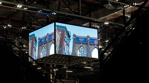 In der Mitte der Halle hängt ein hochauflösender Videowürfel unter der Decke, der, falls nötig, auch unter dem Dach verschwindet.