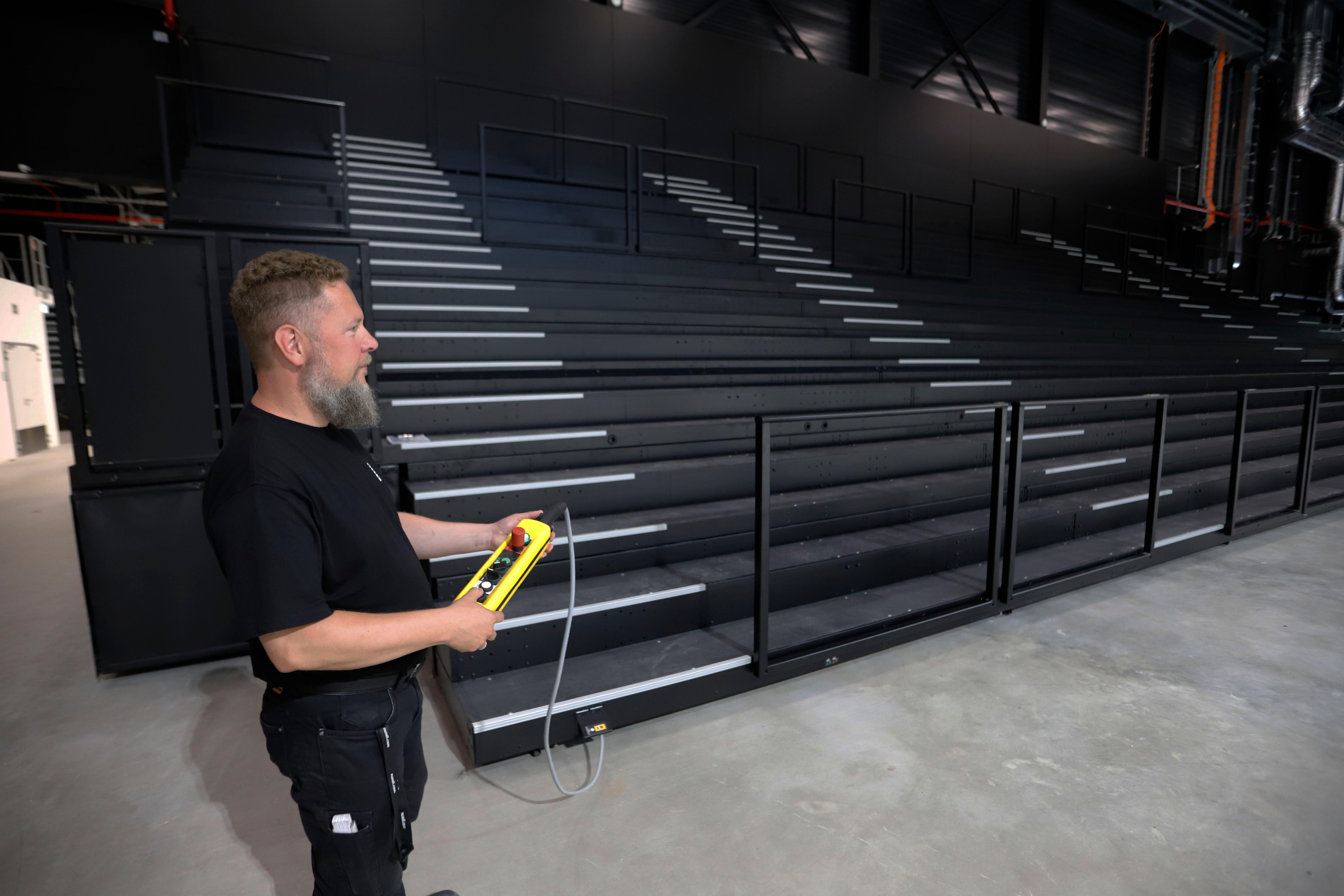 Aus drei mach vier: Die Teleskoptribüne kann je nach Veranstaltung automatisch ein- und ausgefahren werden.