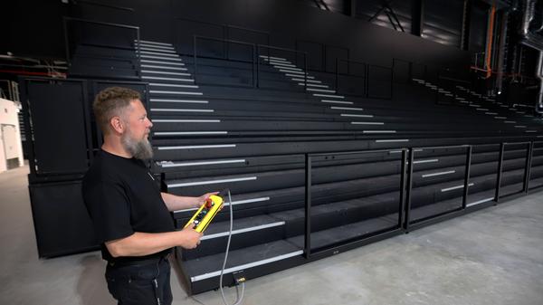 Aus drei mach vier: Die Teleskoptribüne kann je nach Veranstaltung automatisch ein- und ausgefahren werden.