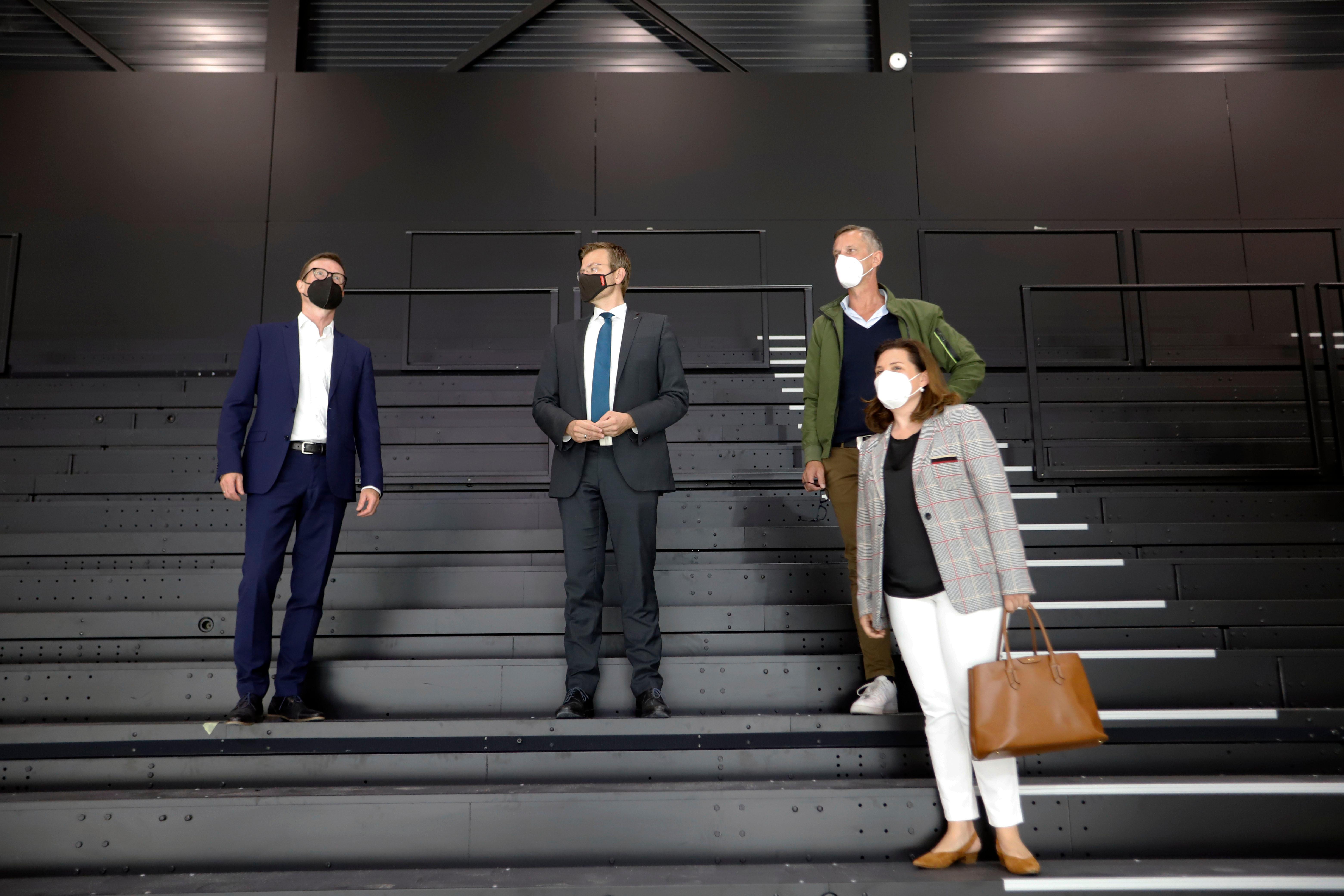 Auch Sportreferentin Cornelia Trinkl begutachtet die fertige Halle...