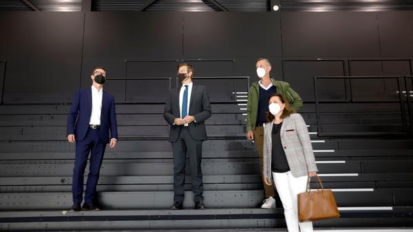 Auch Sportreferentin Cornelia Trinkl begutachtet die fertige Halle...