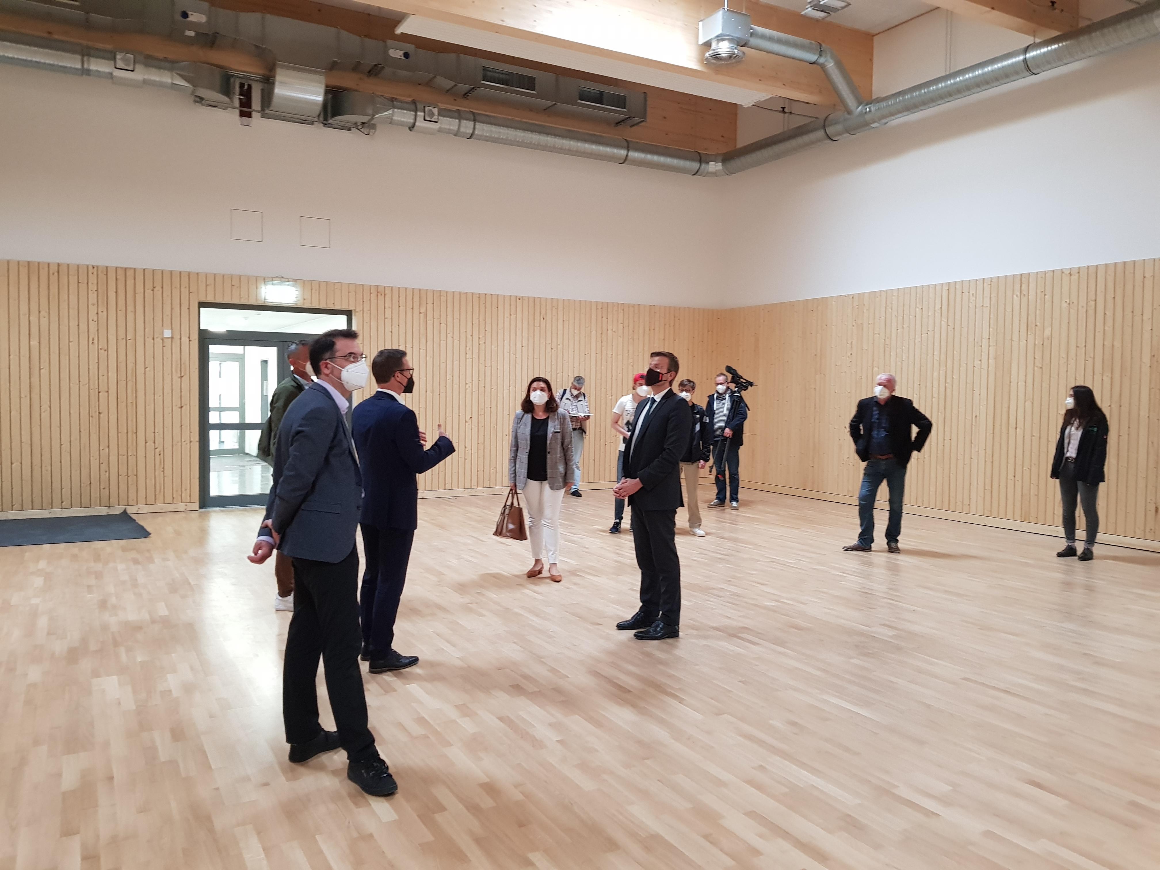 In den angrenzenden Funktionsgebäuden gibt eine Halle zum Aufwärmen für die Profis, in der aber auch zum Beispiel Yogakurse stattfinden können.