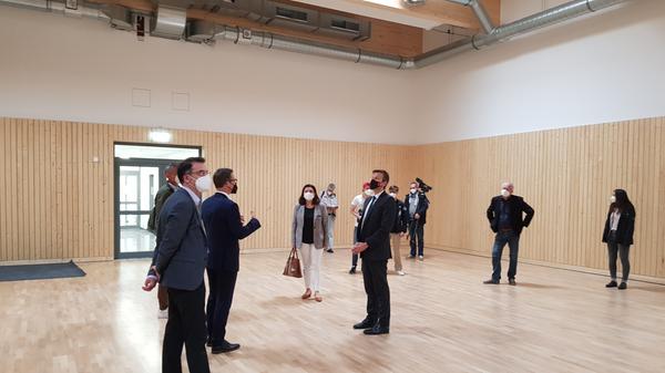 In den angrenzenden Funktionsgebäuden gibt eine Halle zum Aufwärmen für die Profis, in der aber auch zum Beispiel Yogakurse stattfinden können.