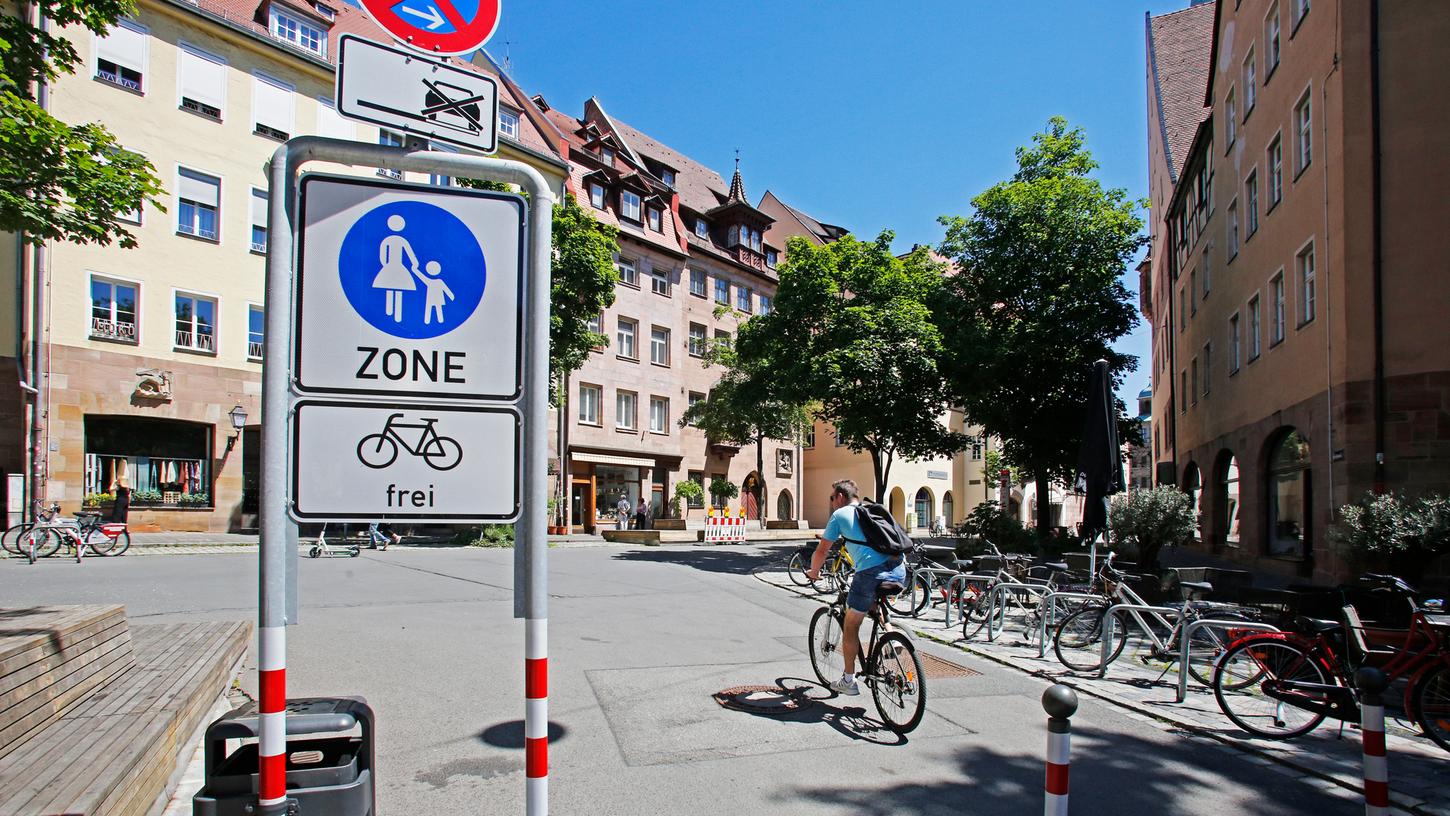 Die neue Fußgängerzone am Weinmarkt sorgt weiter für Diskussionen. Viele freuen sich aber auch über das südländische Flair, das dort entstanden ist.