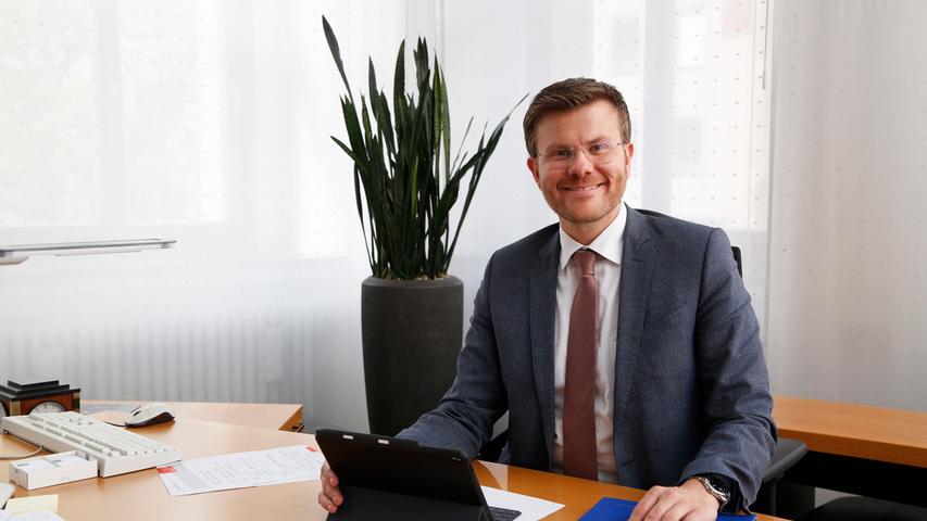 Nürnbergs Oberbürgermeister Marcus König (CSU) will das neue ICE-Werk in der Region und ist auch für die ergebnisoffene Prüfung der neun Standorte und das Raumordnungsverfahren. Staatswald bei Altenfurt/Fischbach ist für ihn gleichzeitig tabu.
Nürnbergs Oberbürgermeister Marcus König (CSU) will das neue ICE-Werk in der Region und ist auch für die ergebnisoffene Prüfung der neun Standorte und das Raumordnungsverfahren. Staatswald bei Altenfurt/Fischbach ist für ihn gleichzeitig tabu.