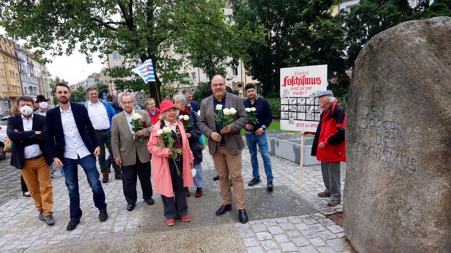 Bürgermeister Christian Vogel (rechts, im grauen Sakko) und zahlreiche Besucher freuten sich über die Neugestaltung des Platzes der Opfer des Faschismus. 