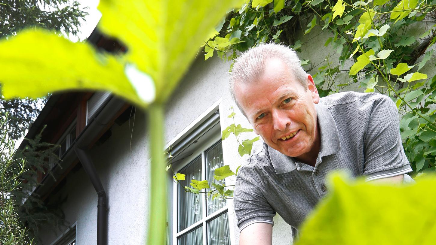 Durch die Zucchiniblätter: Ulrich Maly kennt sich nicht nur am Herd gut aus, sondern ist auch im Garten „für alles Essbare“ zuständig. Im Hochbeet wachsen außerdem viele mediterrane Kräuter, an der Hauswand rankt der Wein idyllisch empor. Durch die Zucchiniblätter: Ulrich Maly kennt sich nicht nur am Herd gut aus, sondern ist auch im Garten „für alles Essbare“ zuständig. Im Hochbeet wachsen außerdem viele mediterrane Kräuter, an der Hauswand rankt der Wein idyllisch empor.