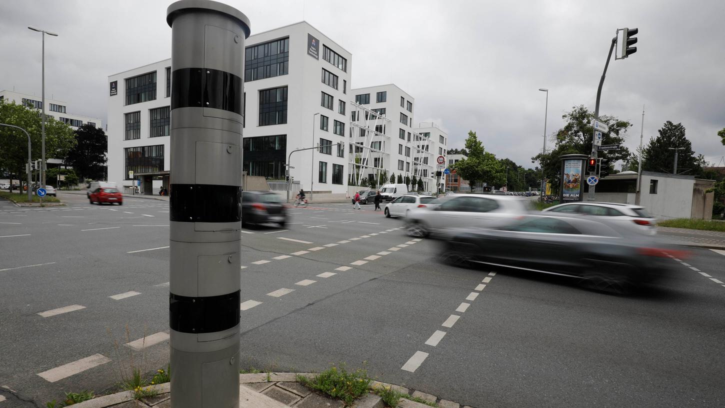 Ein fest installierter Blitzer der neuen Generation: Dieser "PoliScan Speed" ist einer von drei Geräten dieses Typs in Nürnberg und steht an der Kreuzung Frankenstraße/Pillenreuther Straße.