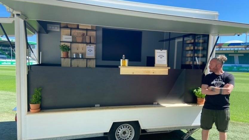 Auch jenseits der Stadienblöcke lecker essen: der Fänfudder-Foodtruck.
Auch jenseits der Stadienblöcke lecker essen: der Fänfudder-Foodtruck.