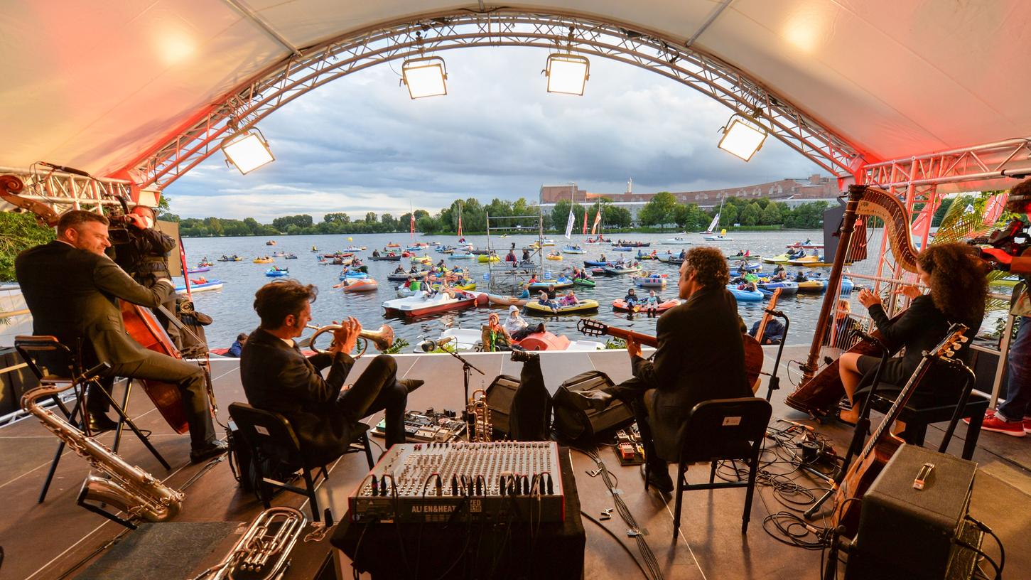 Herbert Pixner (2. von links) ist Multiinstrumentalist. Wer sein Boot zum Dutzendteich mitbringt, erlebt bis Sonntag Kammerkonzerte unter fränkischem Himmel.