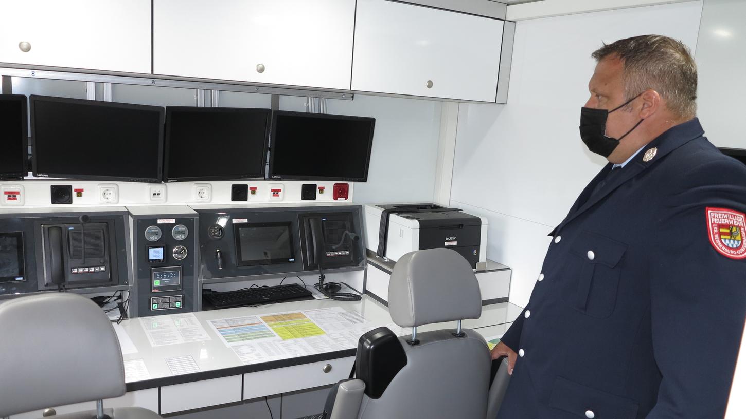 Kreisbrandmeister (KBM) Jens Meinel, der Leiter der IuK-Einheit, im großen Fahrzeug, das er als "rollendes Büro" bezeichnet.