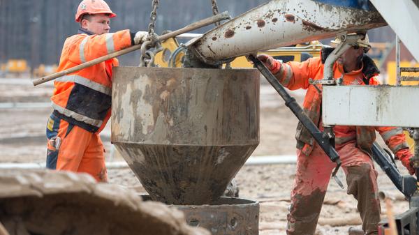 Für den Ausbau der A3 werden rund 350.000 Kubikmeter Beton benötigt, das entspricht der Ladung von fast 44.000 vollen Betonmischer-Lkw. Bei der bislang größten Einzelbetonage wurden in einem Arbeitsgang 3600 Kubikmeter Beton verarbeitet, dafür waren etwa 450 volle Betonmischer-Lkw erforderlich. Nötig war der viele Beton für ein Regenrückhaltebecken in der Nähe von Untersambach (Landkreis Kitzingen).