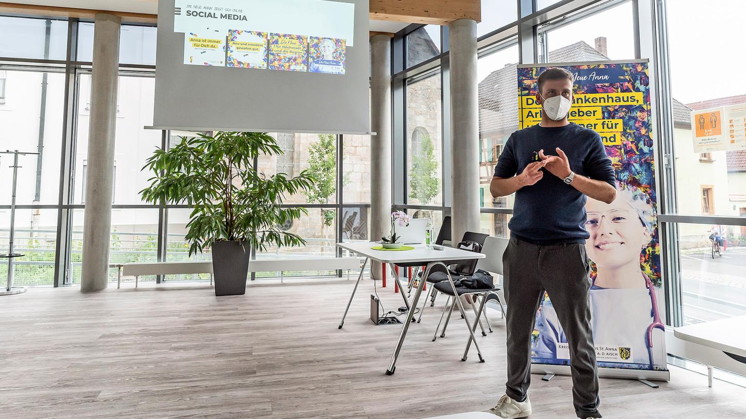 Bastian Perlitz, Chef der Fürther Werbeagentur Kontext, stellt im Höchstadter Kreiskrankenhaus Sankt Anna die Imagekampagne Bastian Perlitz, Chef der Fürther Werbeagentur Kontext, stellt im Höchstadter Kreiskrankenhaus Sankt Anna die Imagekampagne