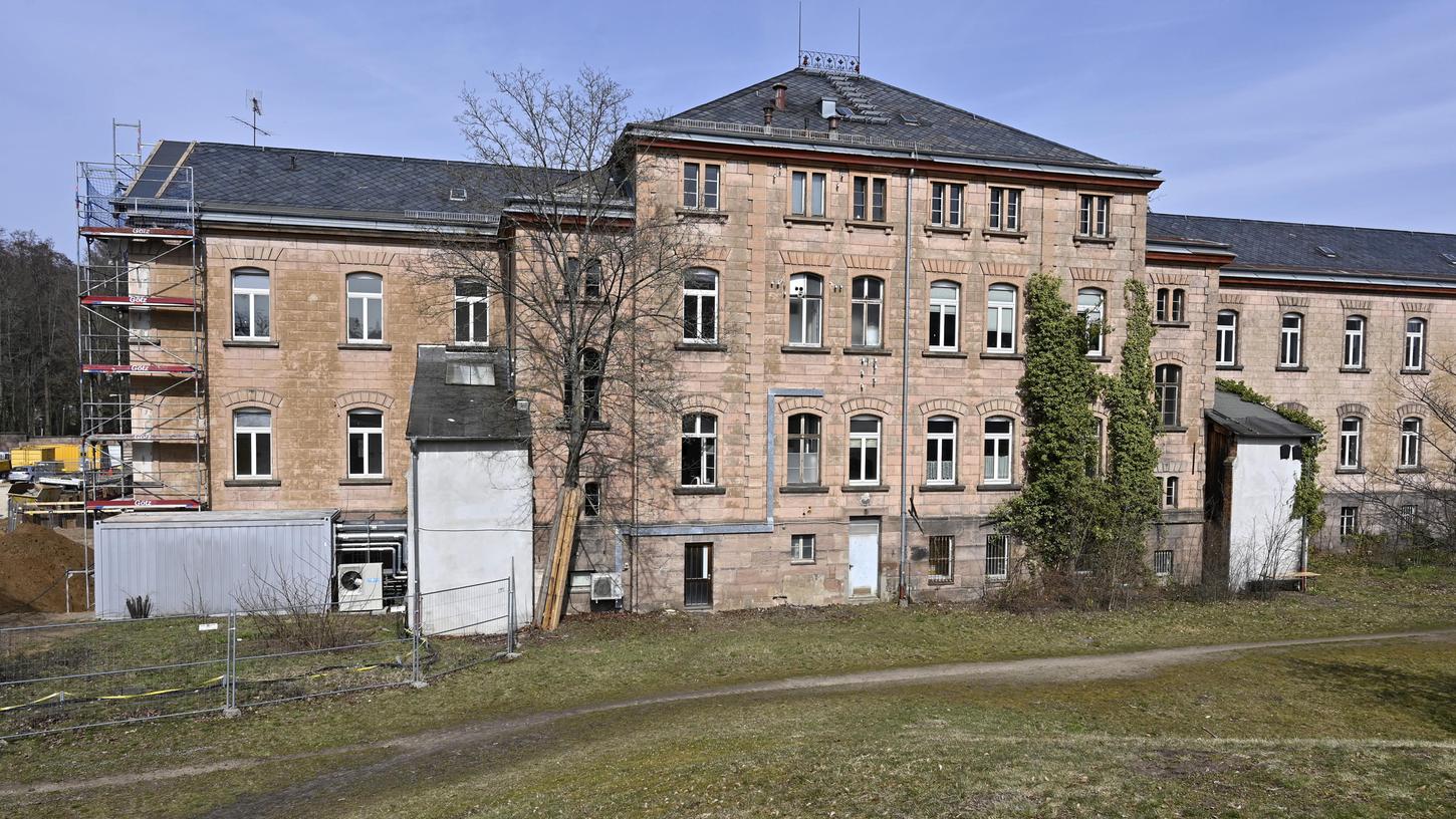 Der Westflügel der ehemaligen Heil- und Pflegeanstalt (Hupfla) ist bereits abgebrochen, der Ostteil steht noch.