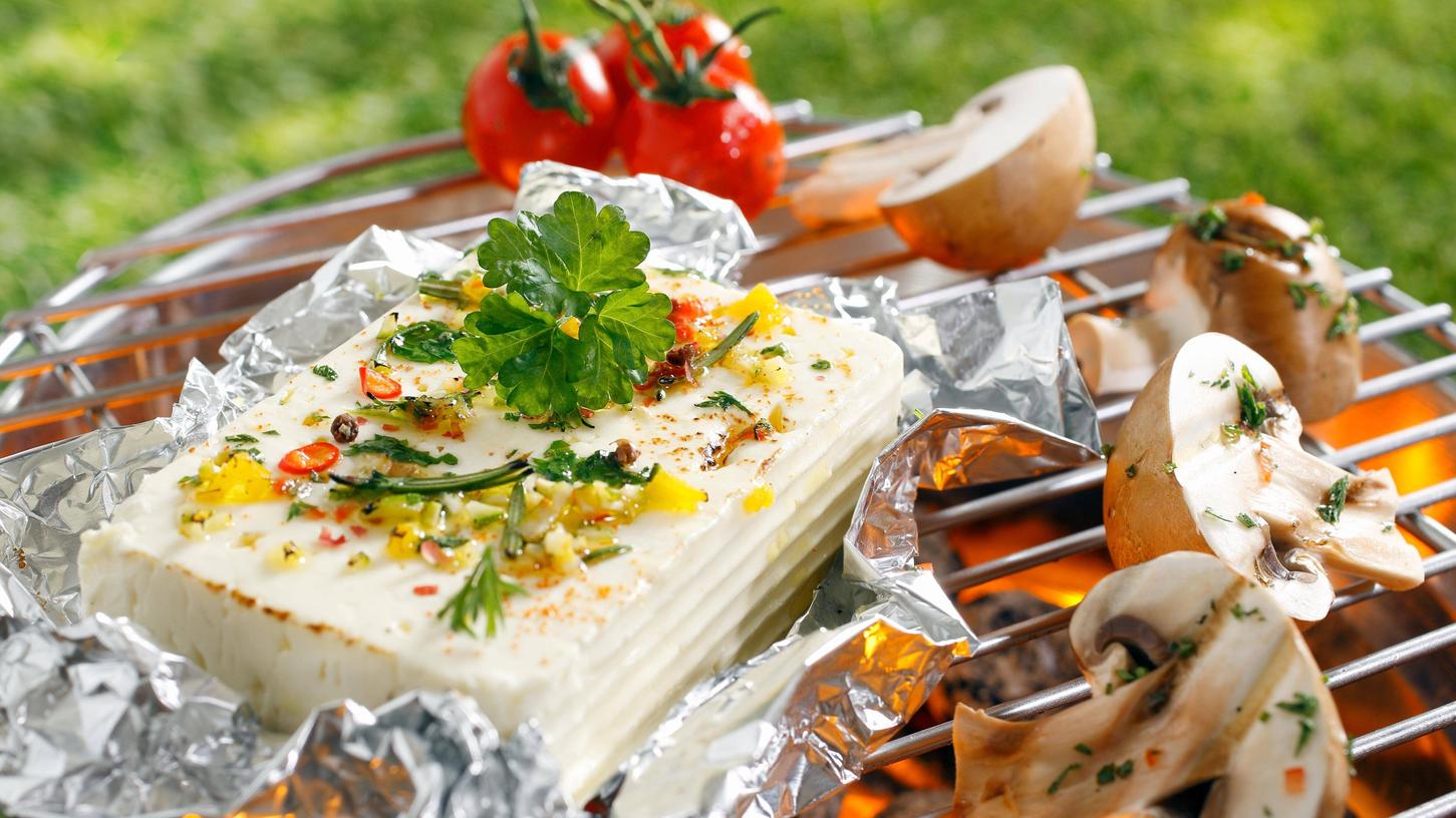 Ob vom Grill, als Salat-Zutat oder als Creme auf dem Brot: Feta lässt sich in vielen Variationen genießen. Im Vergleich zu vielen anderen Käsesorten hat er bis zu einem Drittel weniger Kalorien.
Ob vom Grill, als Salat-Zutat oder als Creme auf dem Brot: Feta lässt sich in vielen Variationen genießen. Im Vergleich zu vielen anderen Käsesorten hat er bis zu einem Drittel weniger Kalorien.