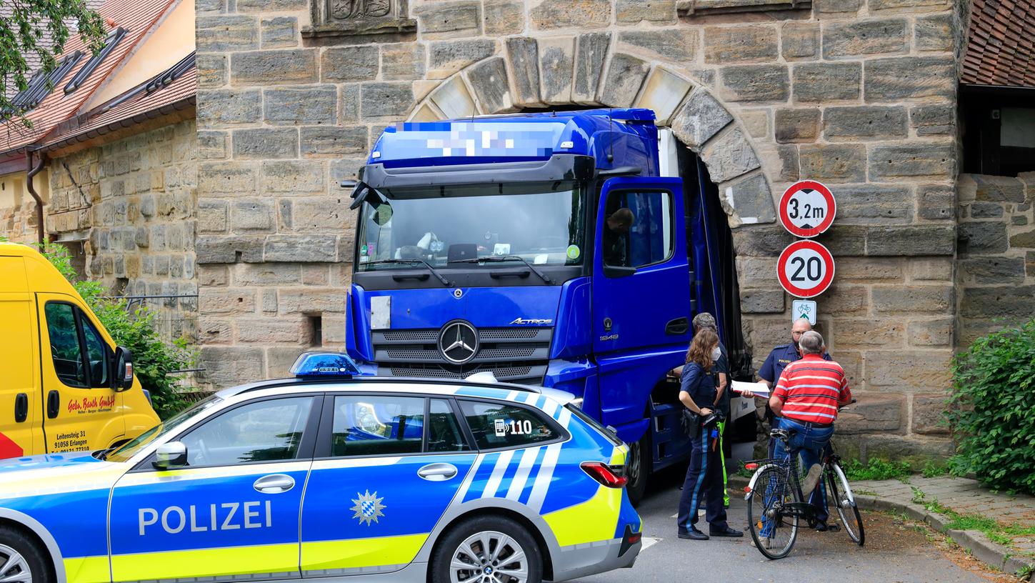 Seit dem Unfall, bei dem ein Lkw im Tor hängen blieb, ist das Bauwerk einsturzgefährdet. 