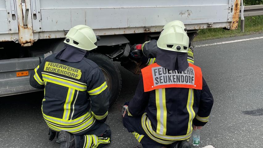 Die Freiwillige Feuerwehr aus Langenzenn unterstützte die Einsatzkräfte aus Seukendorf am Unfallort.