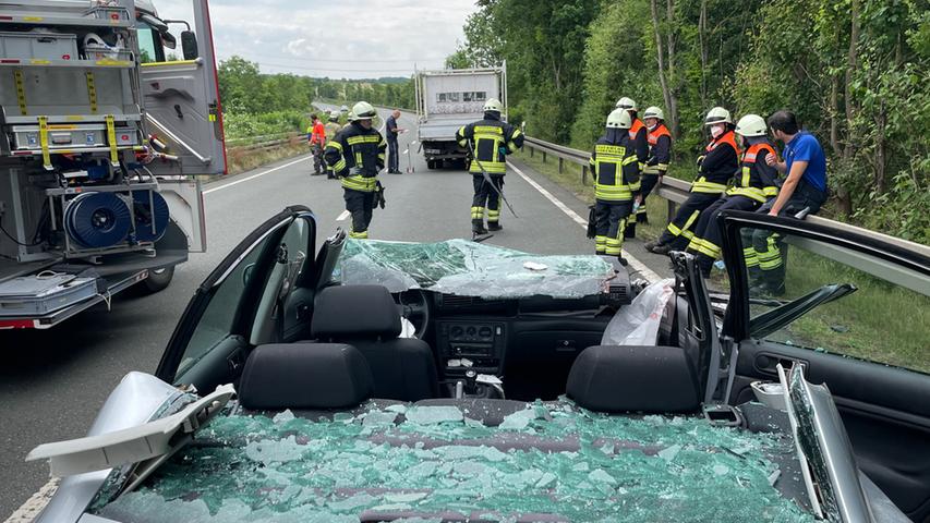 Ein Mann auf dem Beifahrersitz des Passat wurde bei dem Unfall eingeklemmt, er musste von Helfern der Freiwilligen Feuerwehr Seukendorf aus dem Wagen geschnitten werden.