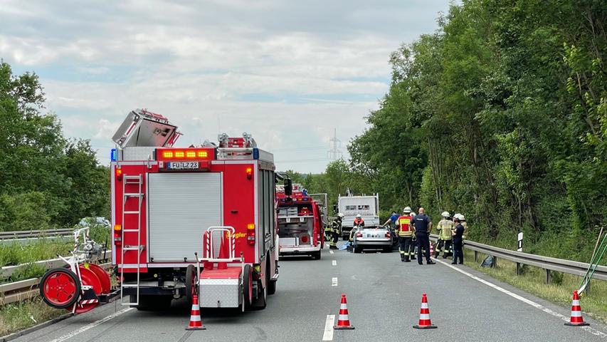 Die B8 war nach dem Unfall gegen 14.30 Uhr in Fahrtrichtung Neustadt komplett gesperrt.