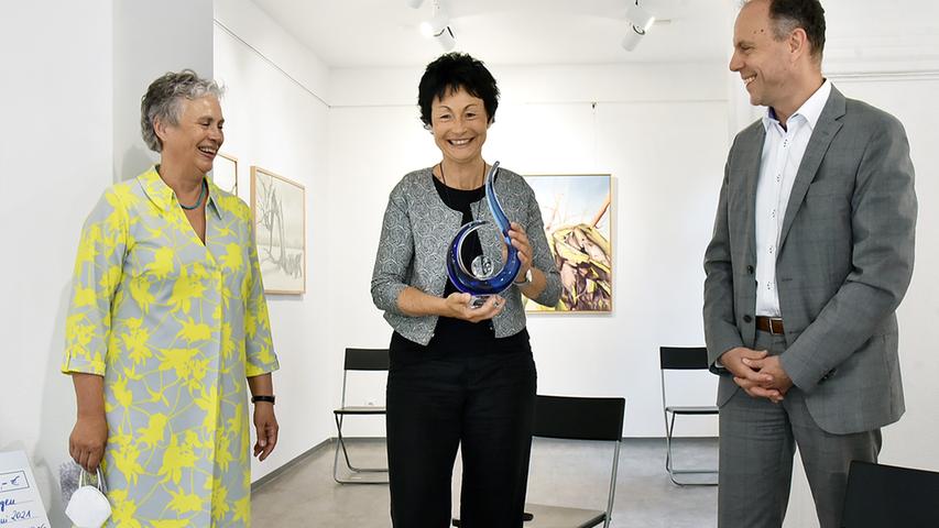 Ingrid Riedl (Mitte) erhält den Kunstpreis der VR-Bank aus den Händen der KVE-Vorsitzenden Jutta Keller und des VR-Bank-Vorstandsvorsitzenden Johannes Hofmann.