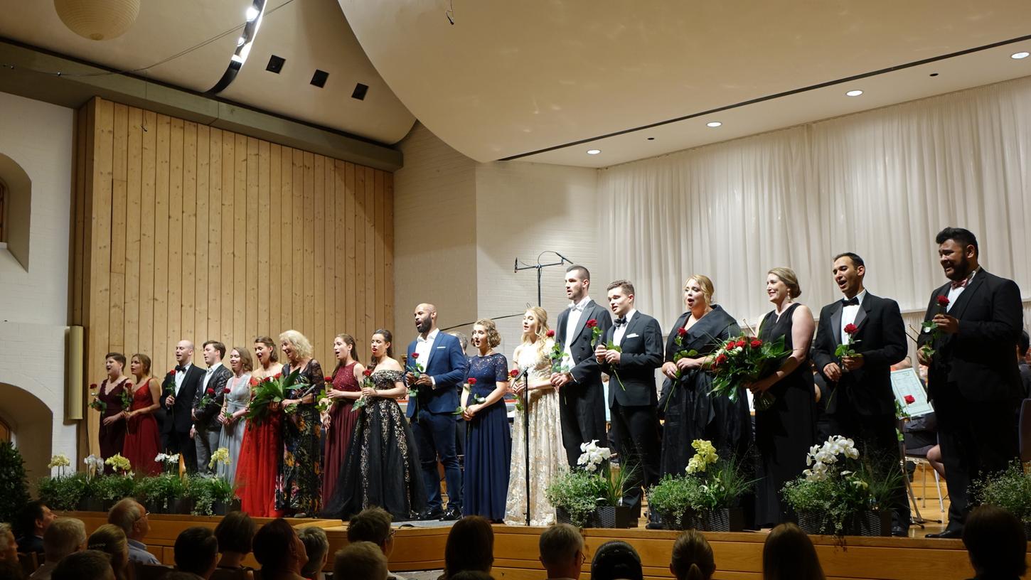 Das Abschiedslied „Until we meet again“ im Jahr 2019 verwies eigentlich auf das Wiedersehen bei der IMA 2020. Aber bis es bei einem IMA-Konzert wieder Publikum im Reitstadel geben wird, dauert es noch ein weiteres Jahr.
Das Abschiedslied „Until we meet again“ im Jahr 2019 verwies eigentlich auf das Wiedersehen bei der IMA 2020. Aber bis es bei einem IMA-Konzert wieder Publikum im Reitstadel geben wird, dauert es noch ein weiteres Jahr.