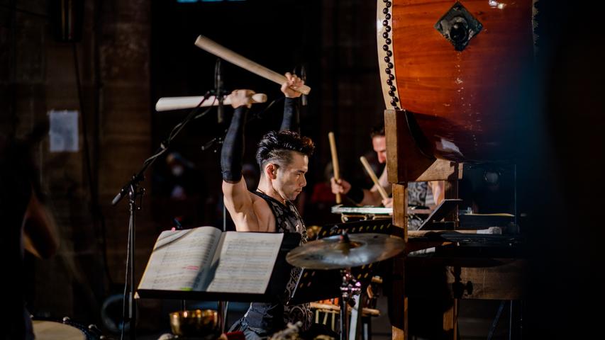 Spannende Nürnberger Erstaufführung: Taiko-Meister Takuya Timiguchi trommelte in Wilfried Hillers Spannende Nürnberger Erstaufführung: Taiko-Meister Takuya Timiguchi trommelte in Wilfried Hillers