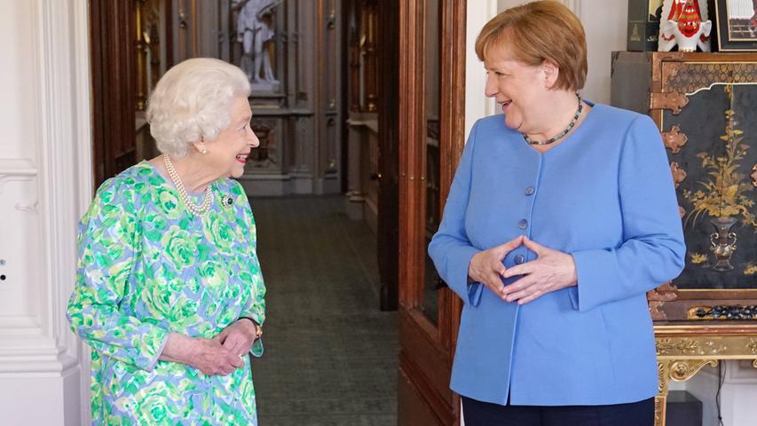 Queen Elizabeth erwies Angela Merkel eine große Ehre: Die 95-jährige Monarchin empfing sie am Freitag zu einer privaten Audienz auf Windsor Castle bei London. Es dürfte der Abschiedsbesuch von Merkel als Bundeskanzlerin in Großbritannien gewesen sein. 