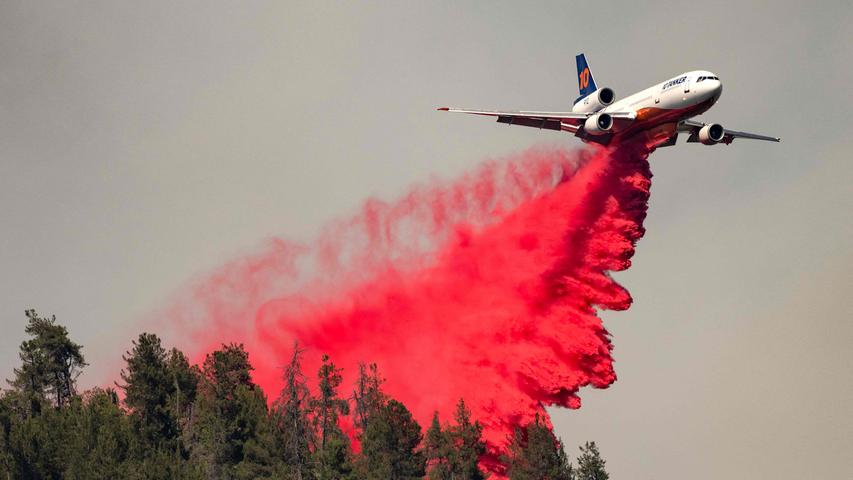 Schwere Waldbrände im Norden des US-Bundestaates Kalifornien: Flugzeuge sprühen feuerdämmende Mittel über den Wäldern. Das sogenannte "Salt fire" in Lakehead hier hatte offenbar ein Fahrzeug auf der Interstate 5 entfacht. Insgesamt wüten in Nordkalifornien, wie auch in Kanada, schwere Brände. Grund ist die anhaltenden Hitzewelle und Trockenheit. Tausende Menschen mussten in Kalifornien evakuiert werden.
