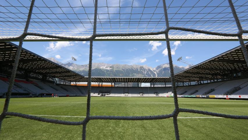 Im Innsbrucker Tivoli-Stadion steht für den FCN das zweite Testspiel der Sommervorbereitung an. Das Bergpanorama rund um das Stadion kann sich gleich mal sehen lassen.