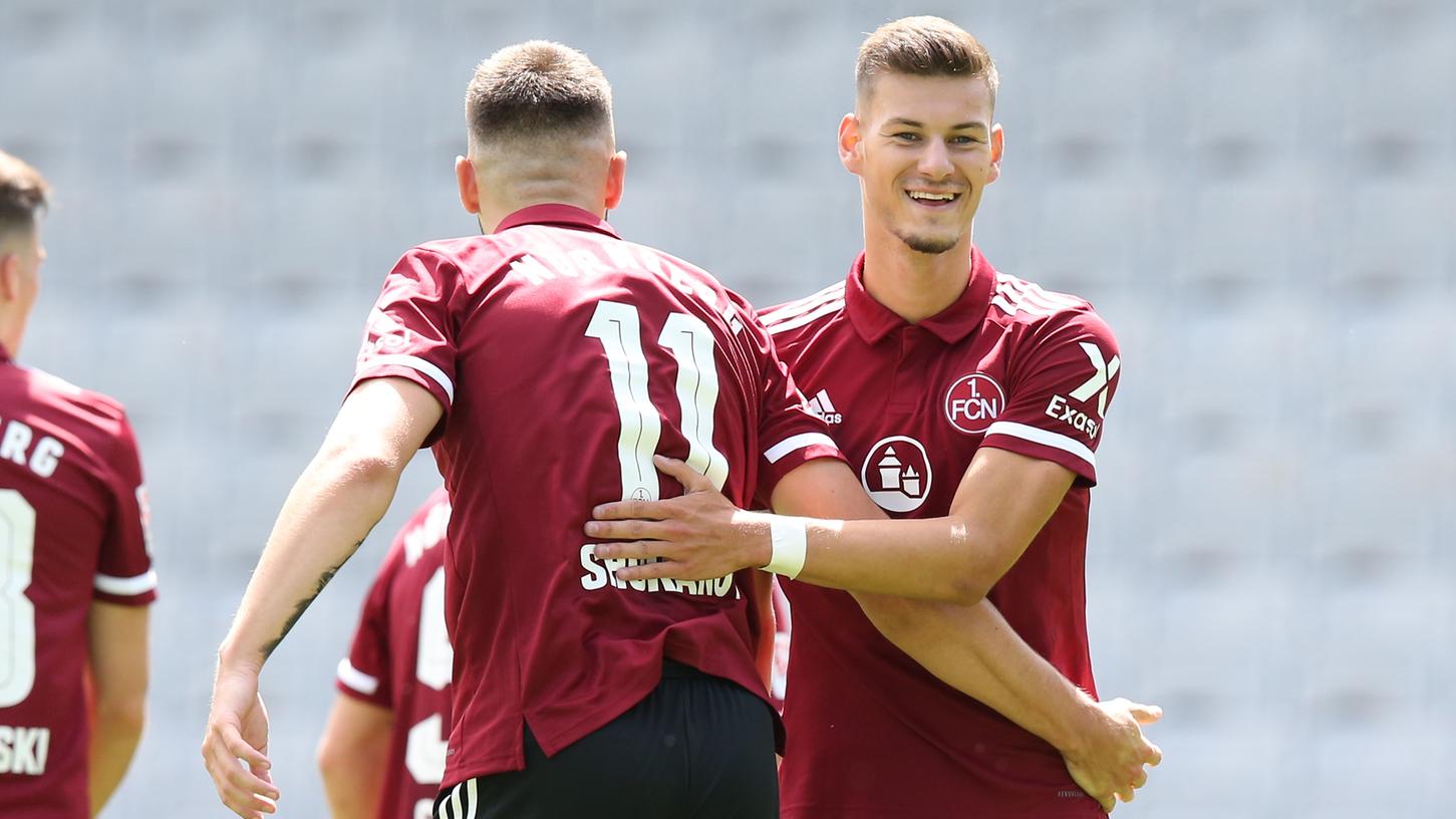 Schöner Auftakt in ein anstrengendes Trainingslager: Der Club und Tom Krauß (rechts) bezwingen Innsbruck.
Schöner Auftakt in ein anstrengendes Trainingslager: Der Club und Tom Krauß (rechts) bezwingen Innsbruck.