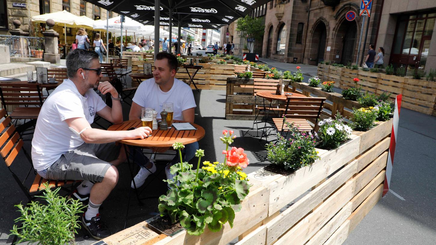 Summer Street: Die Adlerstraße wurde ab dem Josephsplatz von ihren Parkplätzen befreit, stattdessen wurden mehr Sitzgelegenheiten für die Gastronomie geschaffen. Summer Street: Die Adlerstraße wurde ab dem Josephsplatz von ihren Parkplätzen befreit, stattdessen wurden mehr Sitzgelegenheiten für die Gastronomie geschaffen.
