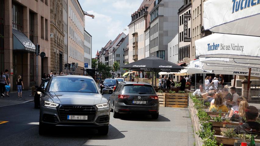 Viele Autos, die zum Parkhaus fuhren oder von dort heraus, drängten sich in der Straße am Samstag. Das Tempo in der Adlerstraße ist auf 10 km/h herabgesetzt. Man werde die Situation beobachten, meinte OB Marcus König. Viele Autos, die zum Parkhaus fuhren oder von dort heraus, drängten sich in der Straße am Samstag. Das Tempo in der Adlerstraße ist auf 10 km/h herabgesetzt. Man werde die Situation beobachten, meinte OB Marcus König.