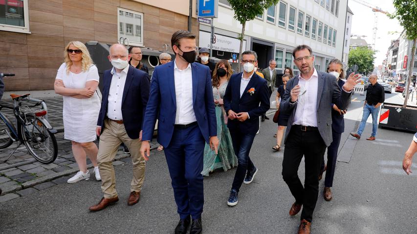 Ein Tross aus Politikern und Projekt-Verantwortlichen, allen voran Nürnbergs Oberbürgermeister Marcus König (Mitte), zog zum Start der Ein Tross aus Politikern und Projekt-Verantwortlichen, allen voran Nürnbergs Oberbürgermeister Marcus König (Mitte), zog zum Start der