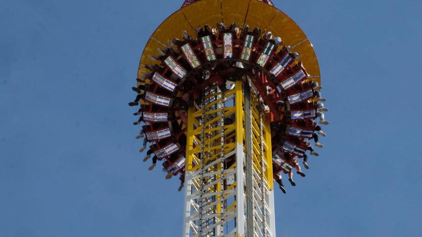 Lust auf Adrenalin? "Hangover", der höchste transportable Freifallturm der Welt. Dabei dürfen Sie erleben, wie sich ein Sturz aus 85 Metern Höhe anfühlt.