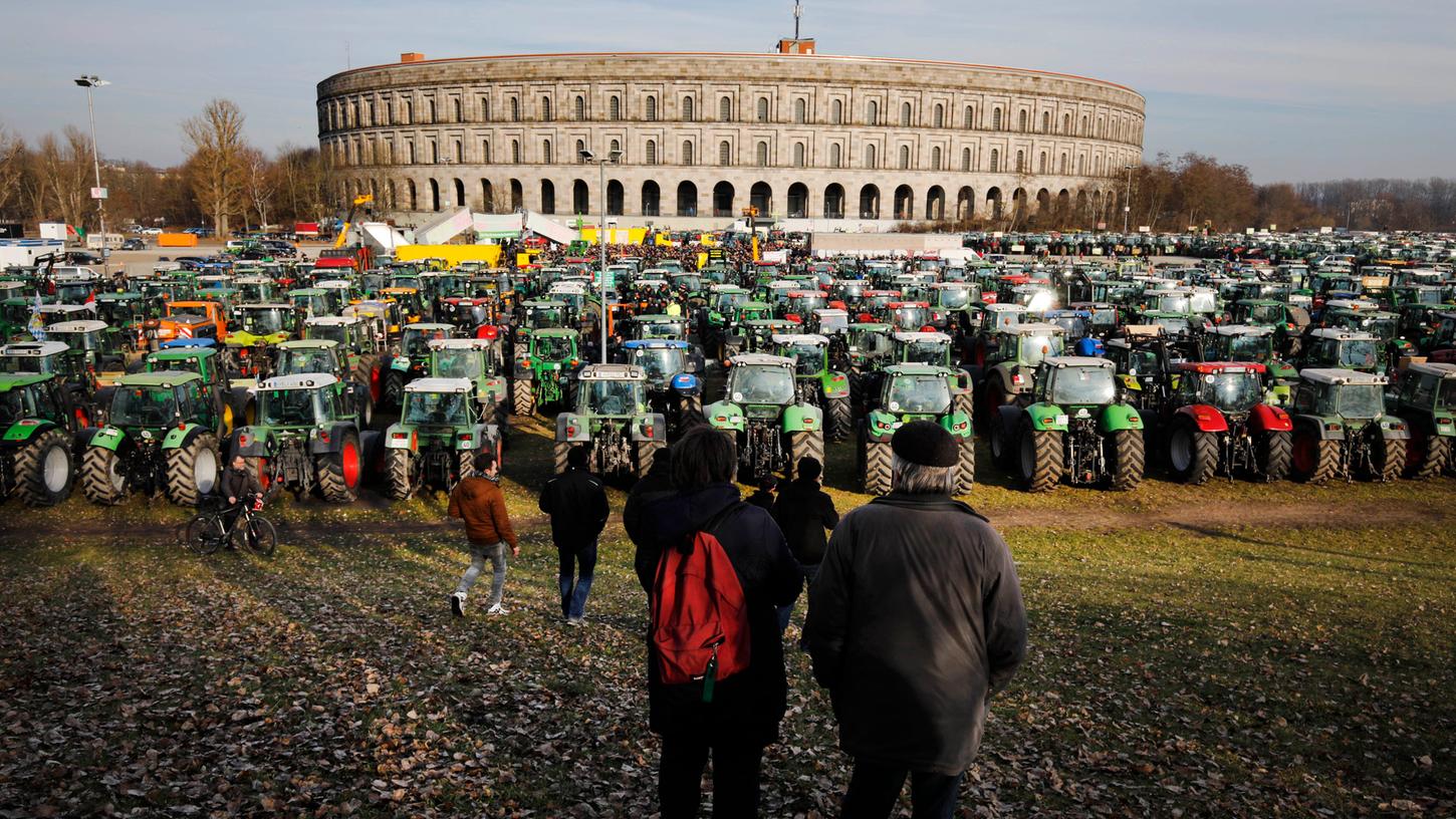 Rund 2500 Traktoren standen im Januar 2020 bei einer Kundgebung von LSV auf dem Nürnberger Volksfestgelände. Inzwischen demontiert sich die Bewegung aber selbst.