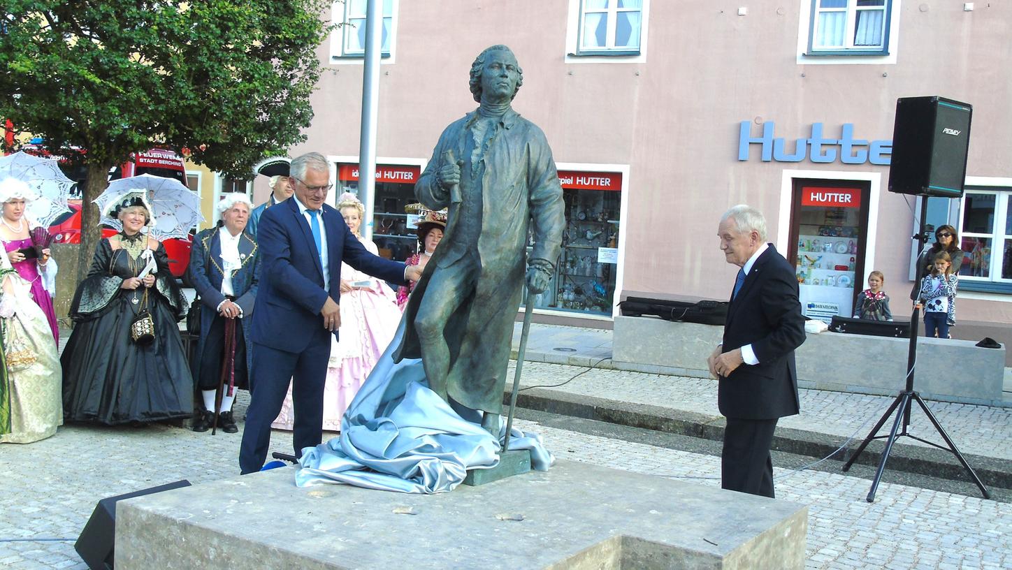 Die Gluck-Statue wurde auf dem Reichenauplatz in Berching enthüllt. Die Gluck-Statue wurde auf dem Reichenauplatz in Berching enthüllt.
