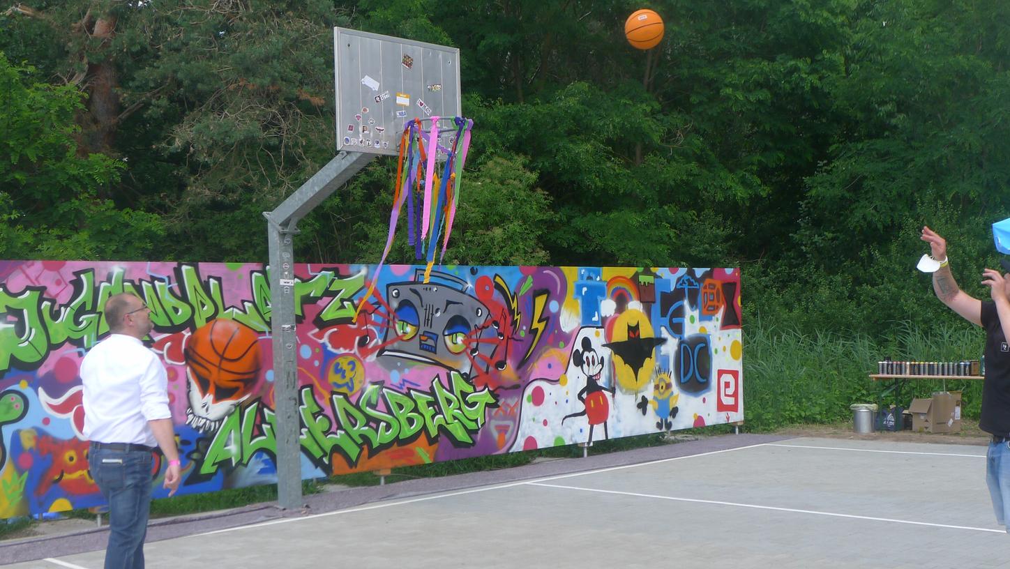 Ein Promi-Basketball-Zielwerfen war Teil des Unterhaltungsprogramms bei der Einweihung