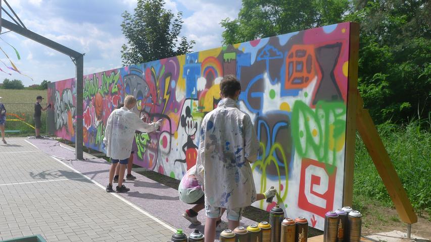 Diese farbenfrohe Graffiti-Wand gestalteten die Jugendlichen - mit Erlaubnis der Gemeinde - selbst. Diese farbenfrohe Graffiti-Wand gestalteten die Jugendlichen - mit Erlaubnis der Gemeinde - selbst.