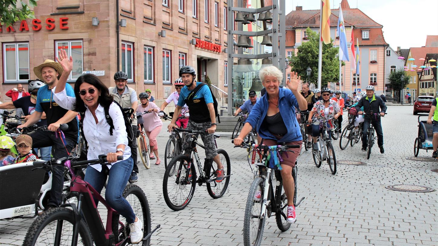 Begeistert winkt Initiatorin Ingrid Pappler (links) mit Kerstin Zels (Grüne) in die Kamera. Auch die beiden „Stadtradel-Stars“ Markus Diepold (Strohhut) und Tobias Reinhardt (steht auf den Pedalen) sind natürlich beim Startschuss ganz vorne mit dabei. Voraus geradelt ist bereits Bürgermeister Karl-Heinz Fitz. Begeistert winkt Initiatorin Ingrid Pappler (links) mit Kerstin Zels (Grüne) in die Kamera. Auch die beiden „Stadtradel-Stars“ Markus Diepold (Strohhut) und Tobias Reinhardt (steht auf den Pedalen) sind natürlich beim Startschuss ganz vorne mit dabei. Voraus geradelt ist bereits Bürgermeister Karl-Heinz Fitz.