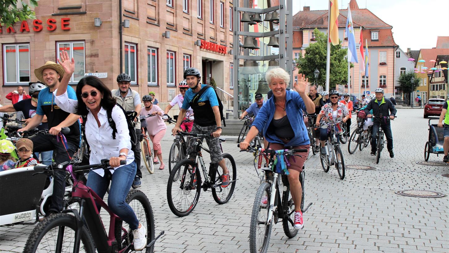 Begeistert winkt Initiatorin Ingrid Pappler (links) mit Kerstin Zels (Grüne) in die Kamera. Auch die beiden „Stadtradel-Stars“ Markus Diepold (Strohhut) und Tobias Reinhardt (steht auf den Pedalen) sind natürlich beim Startschuss ganz vorne mit dabei. Voraus geradelt ist bereits Bürgermeister Karl-Heinz Fitz.  