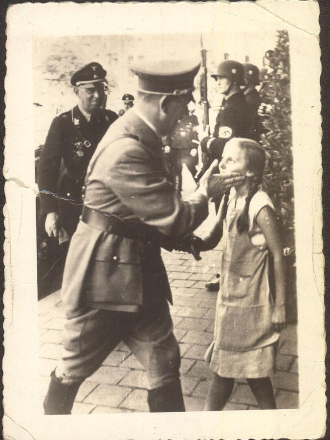 Hitler vor dem Hotel Deutscher Hof: Der Bruder des abgebildeten Mädchens hat das Foto im Vorjahr dem Dokuzentrum geschenkt.