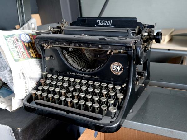 Abgegeben: Ein Schreibmaschine aus der Zeit des Nationalsozialismus mit einer speziellen „SS“-Taste.
Abgegeben: Ein Schreibmaschine aus der Zeit des Nationalsozialismus mit einer speziellen „SS“-Taste.