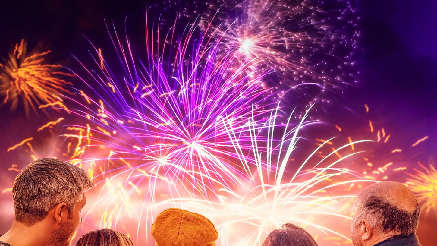 Silvestergefühle: Diese Collage zeigt eine Familie beim Feuerwerk schauen. Wie denkt die Mehrheit der Deutschen über privates Böllern? Das wollte die Firma Röder Feuerwerk wissen und hat eine Umfrage in Auftrag gegeben.  