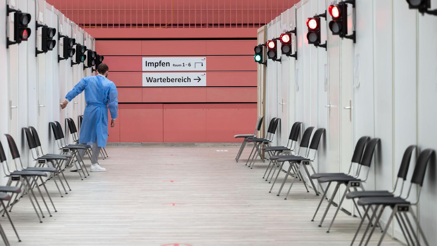 Blick in ein leeres Impfzentrum: Die Impf-Kampagne ist ins Stocken geraten.
Blick in ein leeres Impfzentrum: Die Impf-Kampagne ist ins Stocken geraten.