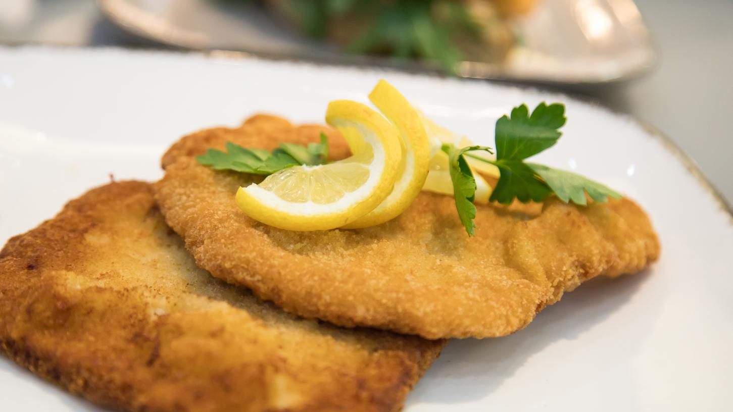Das Schnitzel war nicht das einzige, was der Senior versuchte in seinen Taschen rauszuschmuggeln. Das Schnitzel war nicht das einzige, was der Senior versuchte in seinen Taschen rauszuschmuggeln.
